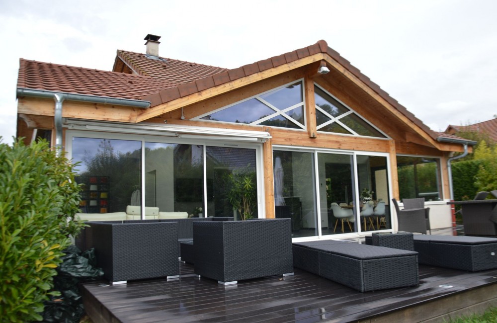 Extension de maison bois et aluminium avec SPA intégré