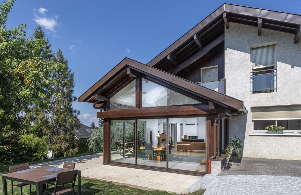 Extension de maison ossature bois et aluminium avec balcon existant intégré à la structure