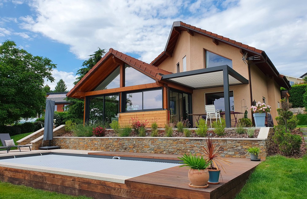 extension de maison ossature bois et aluminium avec pergola intégrée