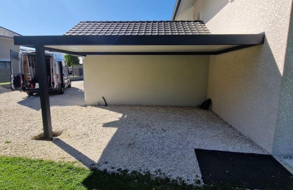 Carport en aluminium sur mesure fabriqué et installé à Annecy