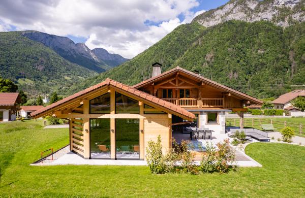 Menuiseries en aluminium sur un chalet en bois