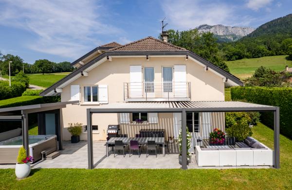 Pergola bioclimatique et pool house à Annecy 