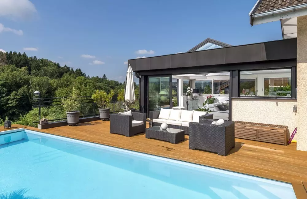 extension avec accès direct sur la piscine