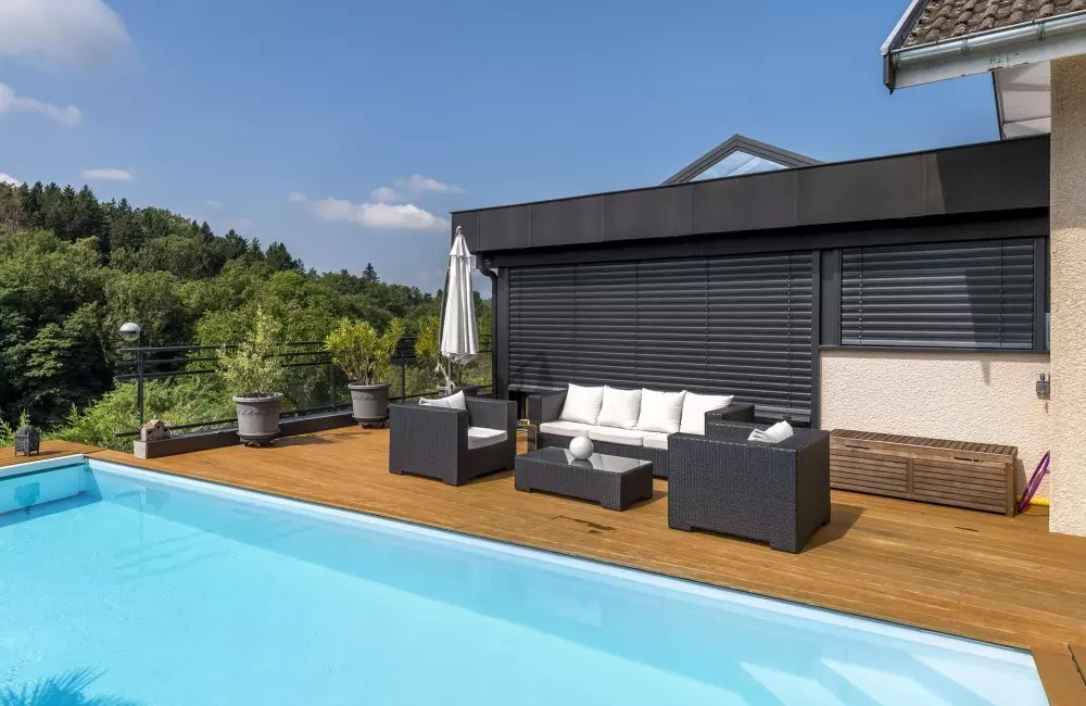 brises soleil à lames orientables intégrés à l'extension 